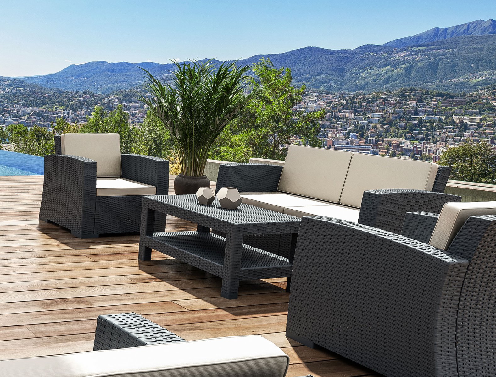 Кресло пластиковое плетеное с подушками Monaco Lounge